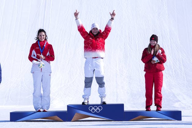 09 02 2026, Livigno, Snow Park, Winter Olympics: Women s Freeski Slopestyle Final, medal ceremony with 7 Ailing Eileen Gu (China) Silver Medal (left, 1 Mathilde Gremaud (Switzerland) Gold Medal (center) and 2 Megan Oldham (Canada) Bronze Medal (right) Livigno Snow Park Lombardy Italy *** 09 02 2026, Livigno, Snow Park, Winter Olympics Women s Freeski Slopestyle Final, medal ceremony with 7 Ailing Eileen Gu China Silver Medal left, 1 Mathilde Gremaud Switzerland Gold Medal center and 2 Megan Oldham Canada Bronze Medal right Livigno Snow Park Lombardy Italy Copyright: xJustPictures.ch JarixPestelaccix jp-en-JaPe-DSC09052-20260209