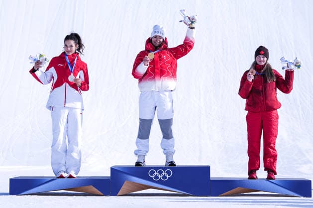 09 02 2026, Livigno, Snow Park, Winter Olympics: Women s Freeski Slopestyle Final, medal ceremony with 7 Ailing Eileen Gu (China) Silver Medal (left, 1 Mathilde Gremaud (Switzerland) Gold Medal (center) and 2 Megan Oldham (Canada) Bronze Medal (right) Livigno Snow Park Lombardy Italy *** 09 02 2026, Livigno, Snow Park, Winter Olympics Women s Freeski Slopestyle Final, medal ceremony with 7 Ailing Eileen Gu China Silver Medal left, 1 Mathilde Gremaud Switzerland Gold Medal center and 2 Megan Oldham Canada Bronze Medal right Livigno Snow Park Lombardy Italy Copyright: xJustPictures.ch JarixPestelaccix jp-en-JaPe-DSC09119-20260209