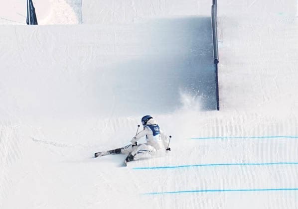 (260209) -- LIVIGNO, Feb. 9, 2026 -- Gu Ailing of China falls during the freestyle skiing women s freeski slopestyle final at the Milan-Cortina 2026 Olympic Winter games, Winterspiele,Spiele, Summer games in Livigno, Italy, Feb. 9, 2026. ) (MICO2026)ITALY-LIVIGNO-OLYMPIC WINTER GAMES-FREESTYLE SKIING-WOMEN S FREESKI SLOPESTYLE-FINAL HuxChao 