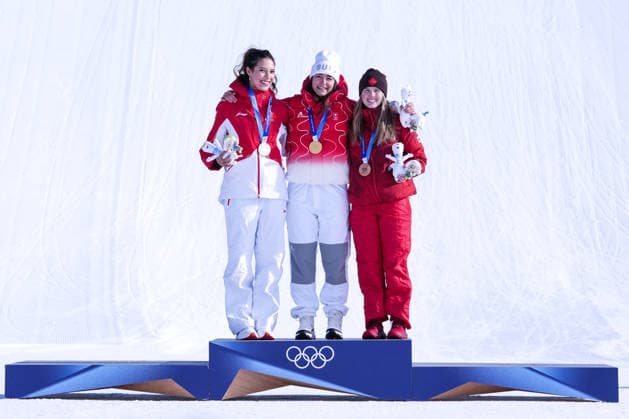 09 02 2026, Livigno, Snow Park, Winter Olympics: Women s Freeski Slopestyle Final, medal ceremony with 7 Ailing Eileen Gu (China) Silver Medal (left, 1 Mathilde Gremaud (Switzerland) Gold Medal (center) and 2 Megan Oldham (Canada) Bronze Medal (right) Livigno Snow Park Lombardy Italy *** 09 02 2026, Livigno, Snow Park, Winter Olympics Women s Freeski Slopestyle Final, medal ceremony with 7 Ailing Eileen Gu China Silver Medal left, 1 Mathilde Gremaud Switzerland Gold Medal center and 2 Megan Oldham Canada Bronze Medal right Livigno Snow Park Lombardy Italy Copyright: xJustPictures.ch JarixPestelaccix jp-en-JaPe-DSC09303-20260209