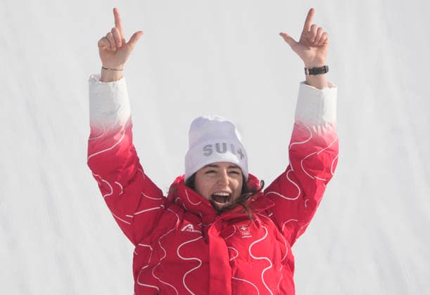 Gold medalist Mathilde Gremaud of Switzerland celebrates on the podium after the Women s Freestyle Skiing Slopestyle final at the Milano Cortina 2026 Winter Olympic Games, Olympische Spiele, Olympia, OS in Livigno, Italy, on Monday, February 9, 2026. Eileen Gu of the People s Republic of China won the silver medal and Megan Oldham of Canada won the bronze.  OLY20260209804 BOBxSTRONG