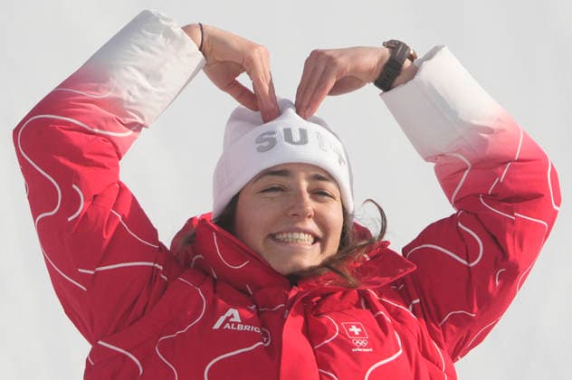 Gold medalist Mathilde Gremaud of Switzerland celebrates on the podium after the Women s Freestyle Skiing Slopestyle final at the Milano Cortina 2026 Winter Olympic Games, Olympische Spiele, Olympia, OS in Livigno, Italy, on Monday, February 9, 2026. Eileen Gu of the People s Republic of China won the silver medal and Megan Oldham of Canada won the bronze.  OLY20260209805 BOBxSTRONG