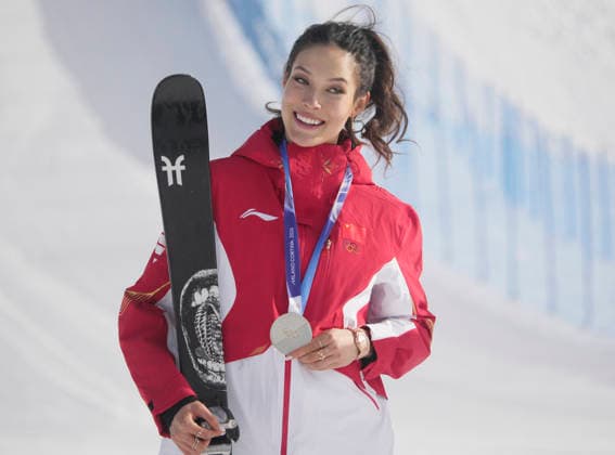 Silver medalist Eileen Gu of the People s Republic of China poses with her medal after the Women s Freestyle Skiing Slopestyle final at the Milano Cortina 2026 Winter Olympic Games, Olympische Spiele, Olympia, OS in Livigno, Italy, on Monday, February 9, 2026. Mathilde Gremaud of Switzerland won the gold medal and Megan Oldham of Canada won the bronze.  OLY20260209807 BOBxSTRONG