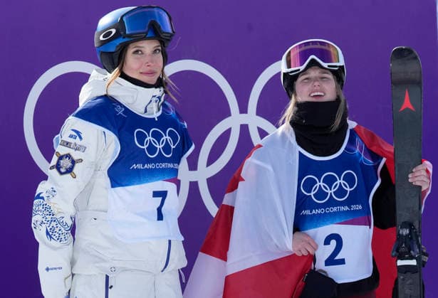 Silver medalist Eileen Gu of the People s Republic of China (L) and bronze medalist Megan Oldham of Canada wait for the medal ceremony after the Women s Freestyle Skiing Slopestyle final at the Milano Cortina 2026 Winter Olympic Games, Olympische Spiele, Olympia, OS in Livigno, Italy, on Monday, February 9, 2026. Mathilde Gremaud of Switzerland won the gold medal.  OLY20260209859 BOBxSTRONG