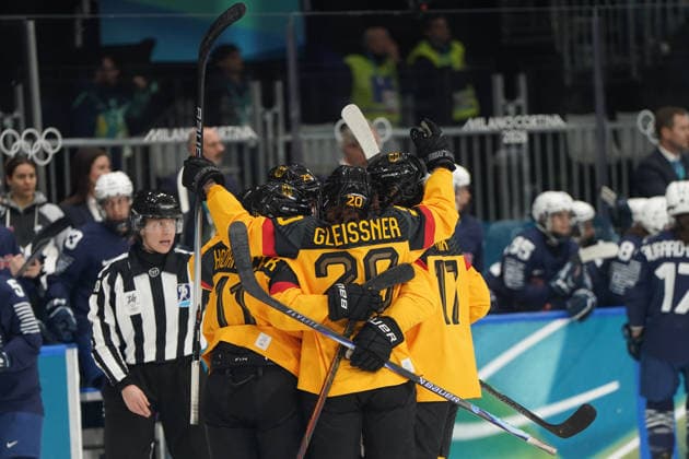 Milano Cortina, 2026 , Winter Olympic Games, Olympische Spiele, Olympia, OS Olympische Winter-Olympische spiele 2026 , Eishockey Frauen, Women s Preliminary Round Deutschland- Frankreich , Germany-France , Milano, Ice hockey, Eishockey Arena Rho Deutsche , Deutsch Deutschland ,jubeln Photocopyright Gladys Chai von der Laage *** Milano Cortina, 2026 , Winter Olympic Games, Winter Olympic Games 2026 , Ice Hockey Women, Women s Preliminary Round Germany France , Germany France , Milano, Ice Hockey Arena Rho German , German Germany , cheering Photocopyright Gladys Chai von der Laage
