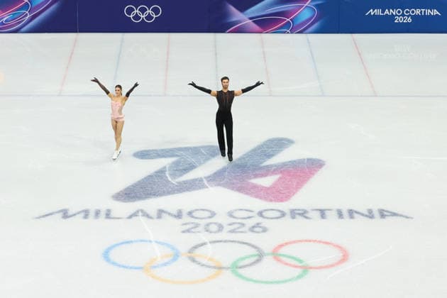 February 9, 2026, Milan, Lombardy, Italy: LAURENCE FOURNIER BEAUDRY and GUILLAUME CIZERON of France practice their Ice Dance Rhythm Dance of the Figure skating, Eiskunstlauf Team Event at the Milano Cortina 2026 Winter Olympic Games, Olympische Spiele, Olympia, OS Milan Italy - ZUMAc179 20260209_oly_c179_066 Copyright: xMickaelxChavetx