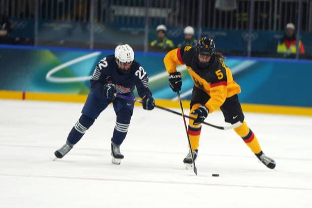 Milano Cortina, 2026 , Winter Olympic Games, Olympische Spiele, Olympia, OS Olympische Winter-Olympische spiele 2026 , Eishockey Frauen, Women s Preliminary Round Deutschland- Frankreich , Germany-France , Milano, Ice hockey, Eishockey Arena Rho Mano le scodan France, charlott Schaffrath , Deutschland Photocopyright Gladys Chai von der Laage *** Milano Cortina, 2026 , Winter Olympic Games, Winter Olympic Games 2026 , Ice Hockey Women, Women s Preliminary Round Germany France , Germany France , Milano, Ice Hockey Arena Rho Mano le scodan France, charlott Schaffrath , Germany Photocopyright Gladys Chai von der Laage