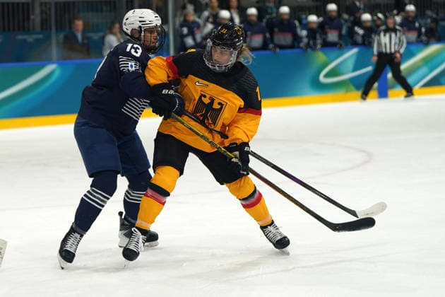 Milano Cortina, 2026 , Winter Olympic Games, Olympische Spiele, Olympia, OS Olympische Winter-Olympische spiele 2026 , Eishockey Frauen, Women s Preliminary Round Deutschland- Frankreich , Germany-France , Milano, Ice hockey, Eishockey Arena Rho marie Pierre Pelissou, france, nicola hadraschek, , Deutschland Photocopyright Gladys Chai von der Laage *** Milano Cortina, 2026 , Winter Olympic Games, Winter Olympic Games 2026 , Ice Hockey Women, Women s Preliminary Round Germany France , Germany France , Milano, Ice Hockey Arena Rho marie Pierre Pelissou, france, nicola hadraschek, , Germany Photocopyright Gladys Chai von der Laage