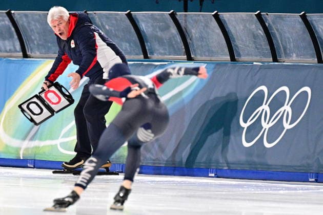 XXV Winter Olympic Games, Olympische Spiele, Olympia, OS Speed skating, Eisschnelllauf - women, 1000m, February 9, Milan. Coach Petr Novak, left, and Nikola Zdrahalova from Czech Republic competes in the race. (CTKxPhoto MichalxKamaryt) CTKPhotoP2026020908026  CTKPhotoP2026020908026