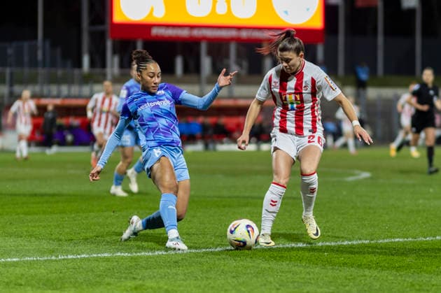 Google Pixel Frauen-Bundesliga: 1. FC Köln - SGS Essen; 09.02.2026 Vanessa Fürst (SGS Essen, 8), Martyna Wiankowska (1. FC Köln, 26) am 17. Spieltag der Google Pixel Frauen-Bundesliga im Spiel des 1. FC Köln gegen die SGS Essen am 09.02.2026 im Franz-Kremer-Stadion in Köln. Copyright: xBEAUTIFULxSPORTS Meuselx