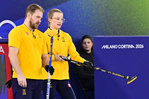 CORTINA, ITALIEN 20260209 Sveriges Rasmus Wrana och Isabella Wrana i semifinalen i mixed curling mot Storbritannien i Cortina. *** Bilden ingar i SPORTPAKET. För övriga BETALBILD ** CORTINA ITALIEN x10030x *** CORTINA, ITALY 20260209 Swedens Rasmus Wrana and Isabella Wrana in the mixed curling semi-final against Great Britain in Cortina Picture in SPORTPAKET For others PAY PICTURE CORTINA ITALY x10030x  Copyright: xJonasxEkströmer TTx OS 2026 MIXED CURLING SEMIFINAL