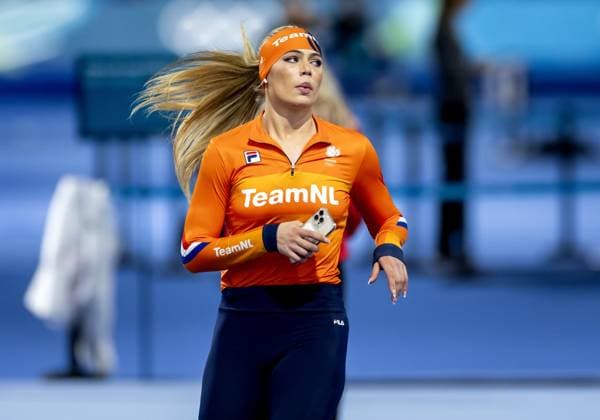MILAN - Jutta Leerdam warms up before the 1,000-meter long track Speed skating, Eisschnelllauf event at the Milan Speed Skating Stadium at the Milan Winter Olympics. ROBIN VAN LONKHUIJSEN ANP xVIxANPxSportx xxANPxIVx 550161123 originalFilename: 550161123.jpg