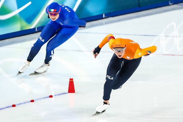 ITALY, MILAN - FEBRUARY 9, 2026: Maybritt Vigl of Italy (L) and Suzanne Schulting of the Netherlands compete in the women s Speed skating, Eisschnelllauf 1000m event at Milano Speed Skating Stadium during the 2026 Winter Olympic Games, Olympische Spiele, Olympia, OS Mikhail Tereshchenko TASS  88447810