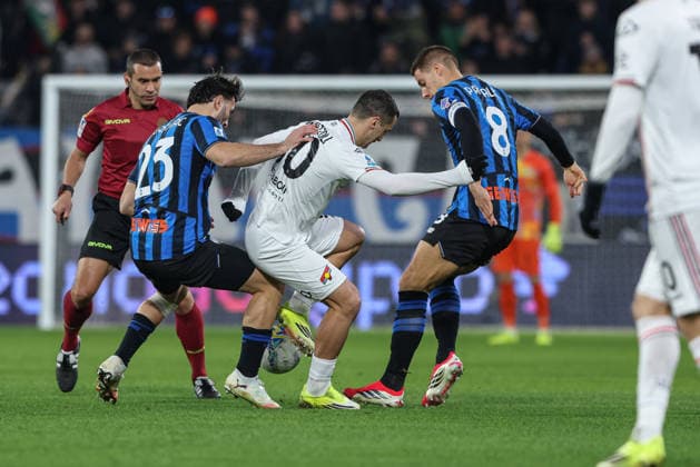 Cremonese s Federico Bonazzoli Atalanta s Sead Kolasinac Atalanta s Mario Pasalic. during the Serie A soccer match between A.C Atalanta B.C. and Cremoese at the New Balance Arena in Bergamo, Italy - Monday, February 9, 2026. - Soccer .  Copyright: xStefanoxNicoli LaPressex