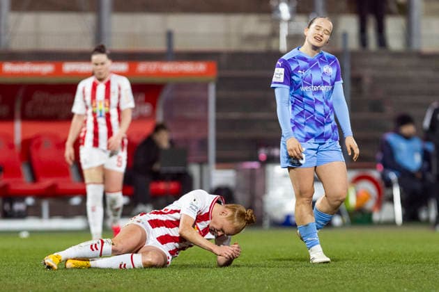Google Pixel Frauen-Bundesliga: 1. FC Köln - SGS Essen; 09.02.2026 Laura Vogt (1. FC Köln, 8) am Boden, daneben Paulina Platner (SGS Essen, 25) am 17. Spieltag der Google Pixel Frauen-Bundesliga im Spiel des 1. FC Köln gegen die SGS Essen am 09.02.2026 im Franz-Kremer-Stadion in Köln. Copyright: xBEAUTIFULxSPORTS Meuselx