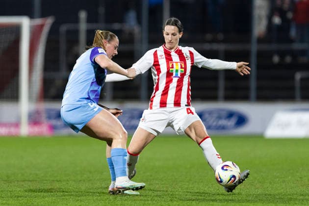 Google Pixel Frauen-Bundesliga: 1. FC Köln - SGS Essen; 09.02.2026 Ramona Maier (SGS Essen, 9), Sara Agrez (1. FC Köln, 4) am 17. Spieltag der Google Pixel Frauen-Bundesliga im Spiel des 1. FC Köln gegen die SGS Essen am 09.02.2026 im Franz-Kremer-Stadion in Köln. Copyright: xBEAUTIFULxSPORTS Meuselx