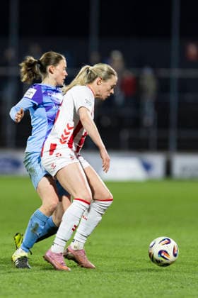 Google Pixel Frauen-Bundesliga: 1. FC Köln - SGS Essen; 09.02.2026 Lena Ostermeier (SGS Essen, 18), Sandra Maria Jessen (1. FC Köln, 6) am 17. Spieltag der Google Pixel Frauen-Bundesliga im Spiel des 1. FC Köln gegen die SGS Essen am 09.02.2026 im Franz-Kremer-Stadion in Köln. Copyright: xBEAUTIFULxSPORTS Meuselx