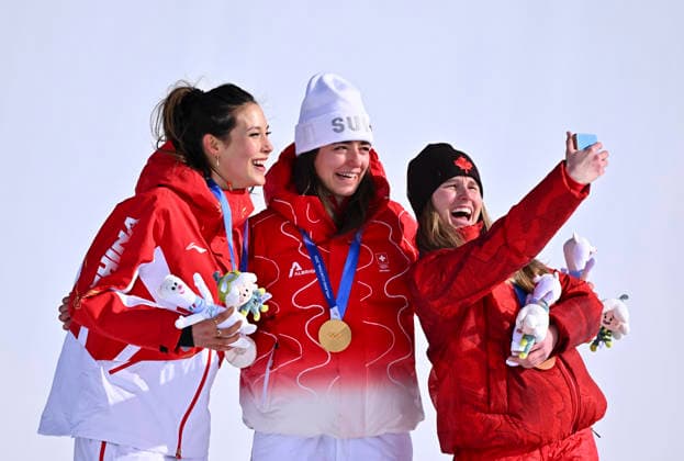 (260209) -- LIVIGNO, Feb. 9, 2026 -- Gold medalist Mathilde Gremaud (C) of Switzerland, silver medalist Gu Ailing (L) of China and bronze medalist Megan Oldham of Canada pose for a selfie during the awarding ceremony for the freestyle skiing women s freeski slopestyle at the Milan-Cortina 2026 Olympic Winter games, Winterspiele,Spiele, Summer games in Livigno, Italy, Feb. 9, 2026. ) (MICO2026)ITALY-LIVIGNO-OLYMPIC WINTER GAMES-FREESTYLE SKIING-WOMEN S FREESKI SLOPESTYLE-AWARDING CEREMONY ZhangxHongxiang 