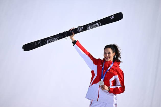 (260209) -- LIVIGNO, Feb. 9, 2026 -- Silver medalist Gu Ailing of China reacts during the awarding ceremony for the freestyle skiing women s freeski slopestyle at the Milan-Cortina 2026 Olympic Winter games, Winterspiele,Spiele, Summer games in Livigno, Italy, Feb. 9, 2026. ) (MICO2026)ITALY-LIVIGNO-OLYMPIC WINTER GAMES-FREESTYLE SKIING-WOMEN S FREESKI SLOPESTYLE-AWARDING CEREMONY ZhangxHongxiang 