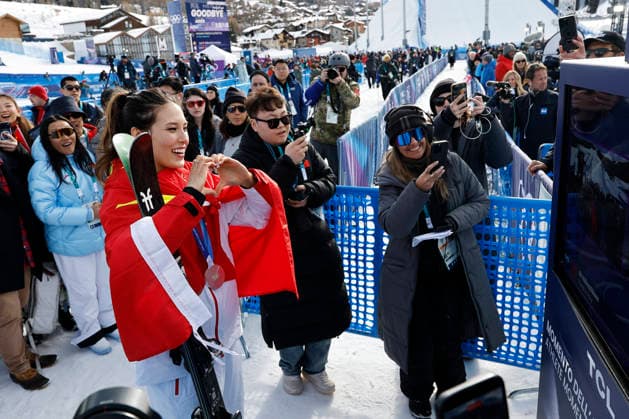 (260209) -- LIVIGNO, Feb. 9, 2026 -- Silver medalist Gu Ailing (L, front) of China interacts with the audience after the awarding ceremony for the freestyle skiing women s freeski slopestyle at the Milan-Cortina 2026 Olympic Winter games, Winterspiele,Spiele, Summer games in Livigno, Italy, Feb. 9, 2026. ) (MICO2026)ITALY-LIVIGNO-OLYMPIC WINTER GAMES-FREESTYLE SKIING-WOMEN S FREESKI SLOPESTYLE-AWARDING CEREMONY WangxPeng 