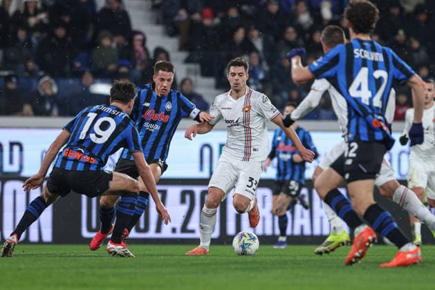Atalanta s Mario Pasalic Cremonese s Alberto Grassi during the Serie A soccer match between A.C Atalanta B.C. and Cremoese at the New Balance Arena in Bergamo, Italy - Monday, February 9, 2026. - Soccer .  Copyright: xStefanoxNicoli LaPressex