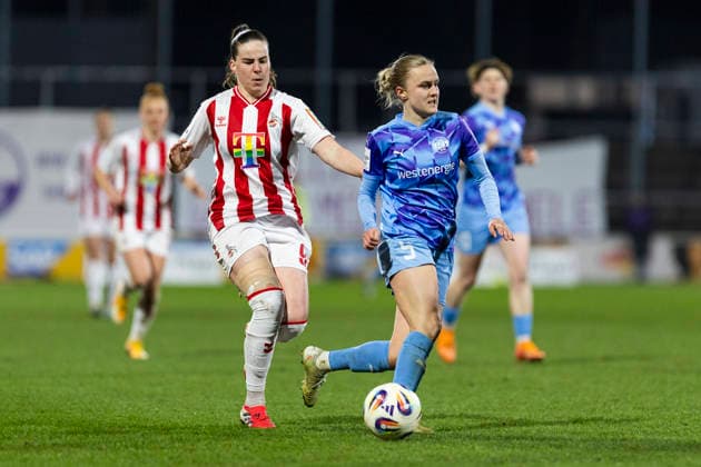 Google Pixel Frauen-Bundesliga: 1. FC Köln - SGS Essen; 09.02.2026 Paula Flach (SGS Essen, 5), Adriana Achcinska (1. FC Köln, 9) am 17. Spieltag der Google Pixel Frauen-Bundesliga im Spiel des 1. FC Köln gegen die SGS Essen am 09.02.2026 im Franz-Kremer-Stadion in Köln. Copyright: xBEAUTIFULxSPORTS Meuselx