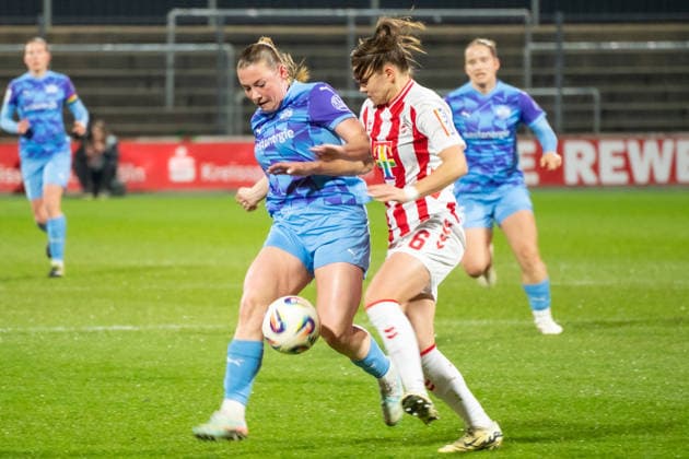 Deutschland: Google Pixel Frauen-Bundesliga 2025 26 1.FC Köln vs SGS Essen, 17. Spieltag - 09.02.2026 - Franz-Kremer-Stadion (NRW) Ramona Maier (SGS Essn, 9) Martyna Wiankowska (1.FC Köln, 26) Copyright: xOrhanxHabashx
