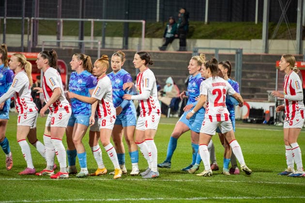 Deutschland: Google Pixel Frauen-Bundesliga 2025 26 1.FC Köln vs SGS Essen, 17. Spieltag - 09.02.2026 - Franz-Kremer-Stadion (NRW) Ramona Maier (SGS Essn, 9) Martyna Wiankowska (1.FC Köln, 26) Laura Vogt (1.FC Köln, 8) Sara Agrez (1.FC Köln, 4) Copyright: xOrhanxHabashx