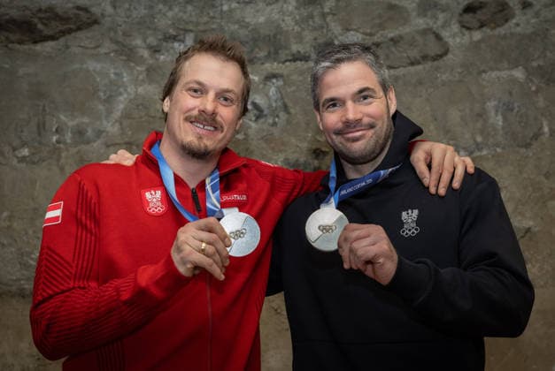 OLYMPICS - Winter Olympic Games, Olympische Spiele, Olympia, OS Milano Cortina 2026 BORMIO,ITALY,09.FEB.26 - OLYMPICS, ALPINE SKIING - Winter Olympic Games Milano Cortina 2026, team combined, downhill, men, press conference, PK, Pressekonferenz Ski Austria. Image shows Manuel Feller and Vincent Kriechmayr (AUT). Keywords: medals.  GEPAxpictures xHaraldxSteiner