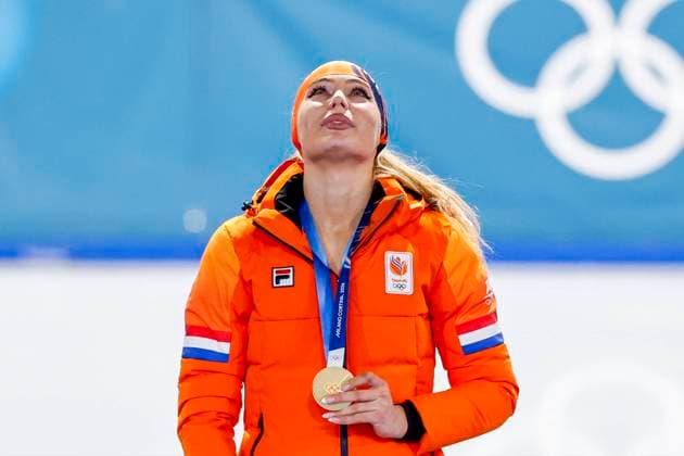 winner Jutta Leerdam of the Netherlands smiling during the medal ceremony after Women 1000m, Milano Cortina 2026 Winter Olympics: Day 3, Speed skating, Eisschnelllauf - Milano Cortina 2026 Winter Olympics: Day 3, Milano Speed Skating Stadium, February 9, 2026, Milan, Italy.