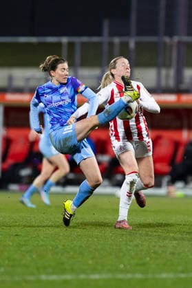 Google Pixel Frauen-Bundesliga: 1. FC Köln - SGS Essen; 09.02.2026 Lena Ostermeier (SGS Essen, 18), Sandra Maria Jessen (1. FC Köln, 6) am 17. Spieltag der Google Pixel Frauen-Bundesliga im Spiel des 1. FC Köln gegen die SGS Essen am 09.02.2026 im Franz-Kremer-Stadion in Köln. Copyright: xBEAUTIFULxSPORTS Meuselx