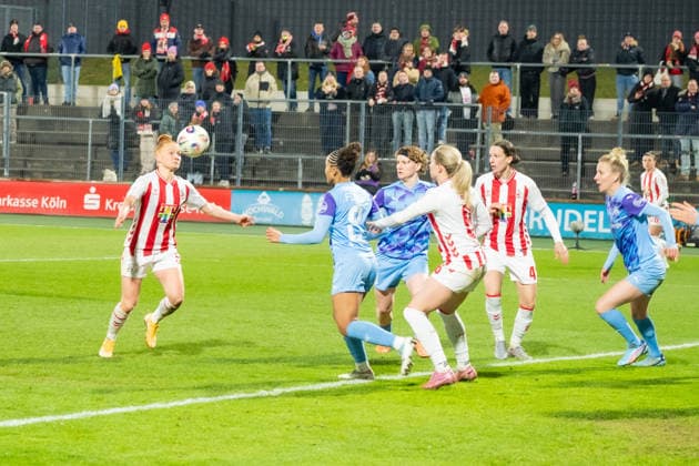 Deutschland: Google Pixel Frauen-Bundesliga 2025 26 1.FC Köln vs SGS Essen, 17. Spieltag - 09.02.2026 - Franz-Kremer-Stadion (NRW) Sandra Jessen (1.FC Köln, 6) Vanessa F?rst (SGS Essn, 8) Copyright: xOrhanxHabashx