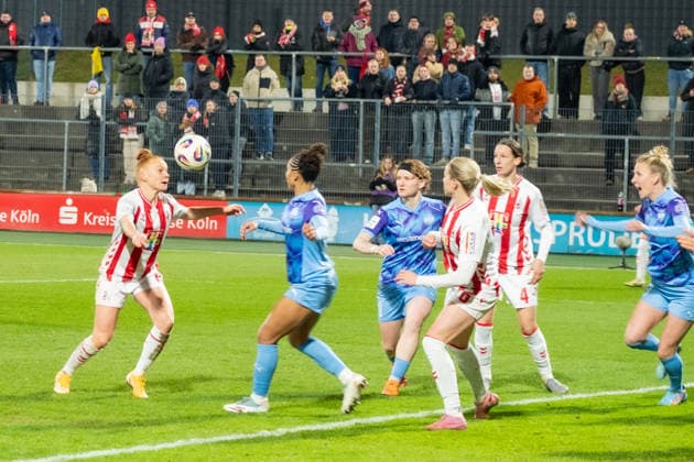 Deutschland: Google Pixel Frauen-Bundesliga 2025 26 1.FC Köln vs SGS Essen, 17. Spieltag - 09.02.2026 - Franz-Kremer-Stadion (NRW) Sandra Jessen (1.FC Köln, 6) Vanessa Fürst (SGS Essn, 8) Copyright: xOrhanxHabashx