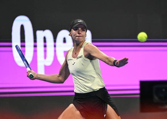 Qatar TotalEnergies Open 2026 - Day Two DOHA, QATAR FEBRUARY 9: Magda Linette of Poland in action against Mirra Andreeva of Russia in the first round on Day Two of the Qatar TotalEnergies Open, part of the Hologic WTA, Tennis Damen Tour, at the Khalifa International Tennis and Squash Complex on February 9, 2026 in Doha, Qatar. Doha Qatar  Copyright: xArturxWidakx originalFilename:widak-qatartot260209_npXyb.jpg