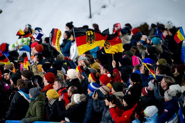 Fans Zuschauer mit Fahnen von Deutschland, ITA, Olympische Spiele Milano Cortina 2026, Olympia, Skispringen, Normalschanze Einzel Herren, 09.02.2026 ITA, Olympische Spiele Milano Cortina 2026, Olympia, Skispringen, Normalschanze Einzel Herren, 09.02.2026 Predazzo *** Fans spectators with flags of Germany, ITA, Olympic Games Milano Cortina 2026, Olympic Games, ski jumping, normal hill single men, 09 02 2026 ITA, Olympic Games Milano Cortina 2026, Olympic Games, ski jumping, normal hill single men, 09 02 2026 Predazzo Copyright: xEibner-Pressefoto Memmlerx EP_MMR