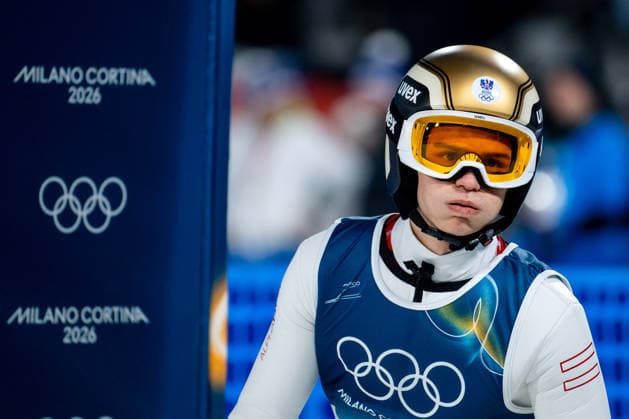 EMBACHER Stephan (Oesterreich) enttaeuscht im Ziel, ITA, Olympische Spiele Milano Cortina 2026, Olympia, Skispringen, Normalschanze Einzel Herren, 09.02.2026 ITA, Olympische Spiele Milano Cortina 2026, Olympia, Skispringen, Normalschanze Einzel Herren, 09.02.2026 Predazzo *** EMBACHER Stephan Oesterreich disappointed at the finish, ITA, Olympic Games Milano Cortina 2026, Olympics, Ski jumping, normal hill mens singles, 09 02 2026 ITA, Olympic Games Milano Cortina 2026, Olympics, Ski jumping, normal hill mens singles, 09 02 2026 Predazzo Copyright: xEibner-Pressefoto Memmlerx EP_MMR