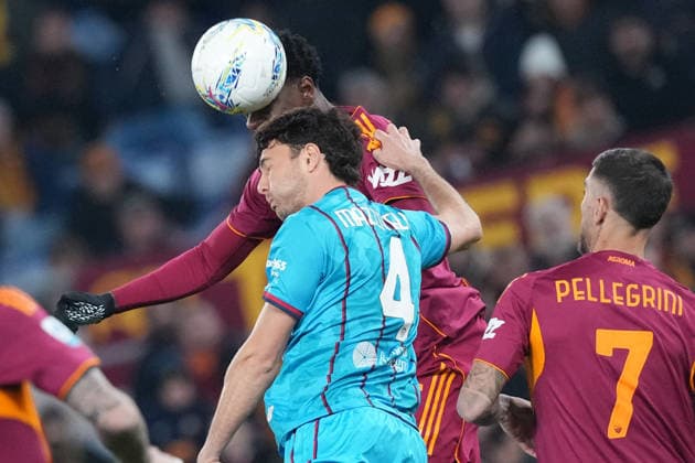 Cagliari s Luca Mazzitelli Roma™s Evan Ndicka during the Serie A EniLive soccer match between Roma and Cagliari at the Rome s Olympic stadium, Italy - Friday February 9, 2026 - Soccer ( Photo by Alfredo Falcone LaPresse )  Copyright: xAlfredoxFalcone LaPressex