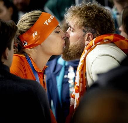 MILAN - Jutta Leerdam kisses her boyfriend Jake Paul after the medal ceremony for the 1,000-meter long track Speed skating, Eisschnelllauf at the Milan Speed Skating Stadium at the Milan Winter Olympics. SEM VAN DER WAL ANP xVIxANPxSportx xxANPxIVx 550172183 originalFilename: 550172183.jpg