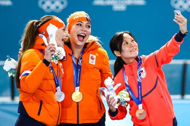 ITALY, MILAN - FEBRUARY 9, 2026: Silver medallist Femke Kok of the Netherlands, gold medal winner Jutta Leerdam of the Netherlands and bronze medallist Miho Takagi of Japan are seen during the victory ceremony for the women s Speed skating, Eisschnelllauf 1000m event at Milano Speed Skating Stadium during the 2026 Winter Olympic Games, Olympische Spiele, Olympia, OS Mikhail Tereshchenko TASS  88454415