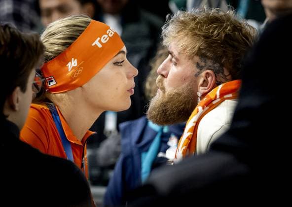 MILAN - Jutta Leerdam kisses her boyfriend Jake Paul after the medal ceremony for the 1000-meter long track Speed skating, Eisschnelllauf at the Milan Speed Skating Stadium at the Milan Winter Olympics. ROBIN VAN LONKHUIJSEN ANP xVIxANPxSportx xxANPxIVx 550172353 originalFilename: 550172353.jpg