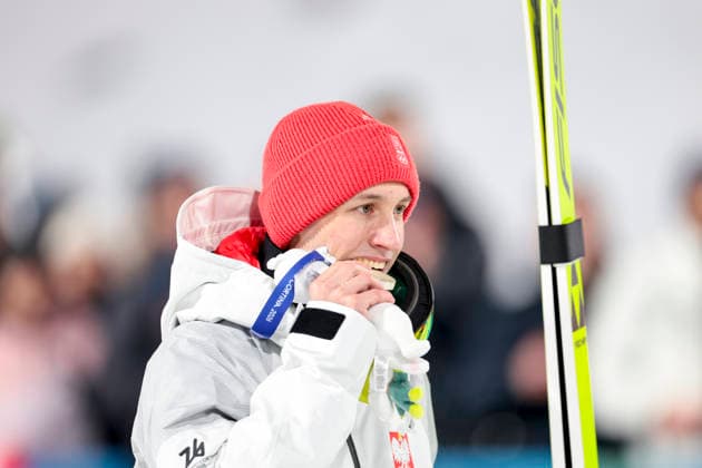 OLYMPICS - Winter Olympic Games, Olympische Spiele, Olympia, OS Milano Cortina 2026 VAL DI FIEMME,ITALY,09.FEB.26 - OLYMPICS, Ski jumping, Skispringen, Ski, nordisch - Winter Olympic Games Milano Cortina 2026, normal hill, men, individual, medal ceremony. Image shows Kacper Tomasiak (POL) with his silver medal.  GEPAxpictures xMatthiasxTrinkl