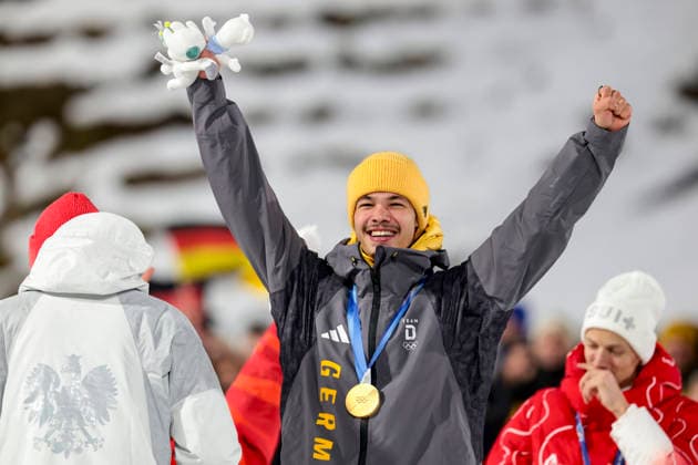 OLYMPICS - Winter Olympic Games, Olympische Spiele, Olympia, OS Milano Cortina 2026 VAL DI FIEMME,ITALY,09.FEB.26 - OLYMPICS, Ski jumping, Skispringen, Ski, nordisch - Winter Olympic Games Milano Cortina 2026, normal hill, men, individual, medal ceremony. Image shows the rejoicing of Philipp Raimund (GER). Keywords: medal.  GEPAxpictures xMatthiasxTrinkl