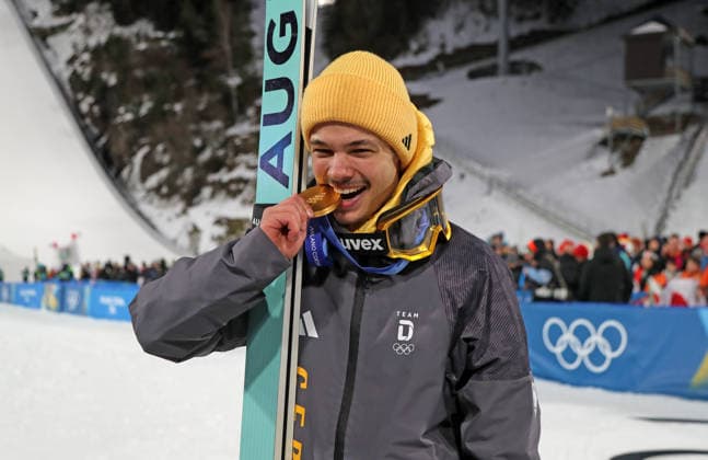 Olympische Winterspiele, Olympia, Skispringen, Herren, Normalschanze, Val di Fiemme, Predazzo, Olympiaschanze RAIMUND Philipp (GER) ist Olympiasieger, hier mit der Goldmedaille, beisst in die Medaille *** Olympic Winter Games, Olympics, ski jumping, men, normal hill, Val di Fiemme, Predazzo, Olympic hill RAIMUND Philipp GER is Olympic champion, here with the gold medal, bites into the medal