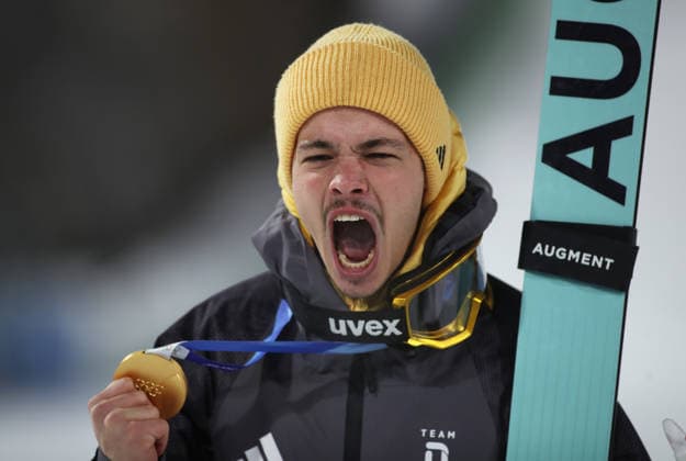 Olympische Winterspiele, Olympia, Skispringen, Herren, Normalschanze, Val di Fiemme, Predazzo, Olympiaschanze RAIMUND Philipp (GER) ist Olympiasieger, hier mit der Goldmedaille , Jubelschrei, jubeln *** Olympic Winter Games, Olympics, ski jumping, men, normal hill, Val di Fiemme, Predazzo, Olympic ski jump RAIMUND Philipp GER is Olympic champion, here with the gold medal, shout of joy, cheer