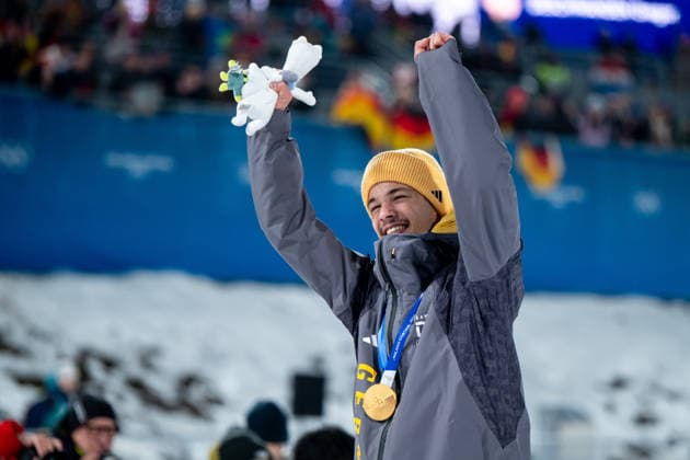 RAIMUND Philipp (Deutschland) jubelt ueber den Sieg und die Gold Medaille, ITA, Olympische Spiele Milano Cortina 2026, Olympia, Skispringen, Normalschanze Einzel Herren, 09.02.2026 ITA, Olympische Spiele Milano Cortina 2026, Olympia, Skispringen, Normalschanze Einzel Herren, 09.02.2026 Predazzo *** RAIMUND Philipp Germany celebrates victory and gold medal, ITA, Olympic Games Milano Cortina 2026, Olympics, Ski jumping, normal hill mens singles, 09 02 2026 ITA, Olympic Games Milano Cortina 2026, Olympics, Ski jumping, normal hill mens singles, 09 02 2026 Predazzo Copyright: xEibner-Pressefoto Memmlerx EP_MMR