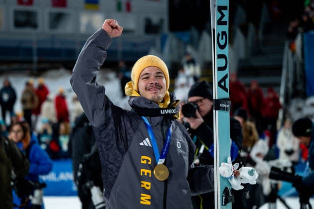 RAIMUND Philipp (Deutschland) jubelt ueber den Sieg und die Gold Medaille, ITA, Olympische Spiele Milano Cortina 2026, Olympia, Skispringen, Normalschanze Einzel Herren, 09.02.2026 ITA, Olympische Spiele Milano Cortina 2026, Olympia, Skispringen, Normalschanze Einzel Herren, 09.02.2026 Predazzo *** RAIMUND Philipp Germany celebrates victory and gold medal, ITA, Olympic Games Milano Cortina 2026, Olympics, Ski jumping, normal hill mens singles, 09 02 2026 ITA, Olympic Games Milano Cortina 2026, Olympics, Ski jumping, normal hill mens singles, 09 02 2026 Predazzo Copyright: xEibner-Pressefoto Memmlerx EP_MMR