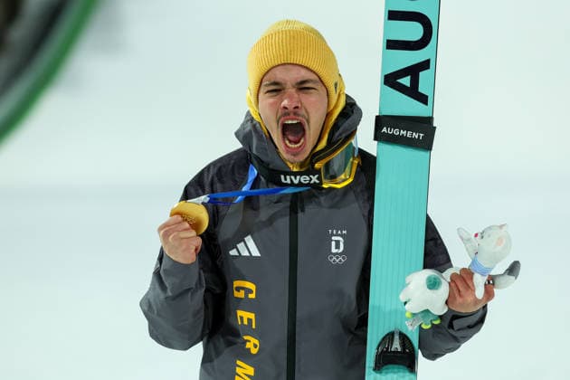 Olympische Winterspiele Milano Cortina 2026 Skispringen Normalschanze Einzel Männer am 09.02.2026 an der Predazzo Ski jumping, Skispringen, Ski, nordisch Stadium in Predazzo Philipp Raimund ( Deutschland ) gewinnt die Gold Medaille *** Olympic Winter Games Milano Cortina 2026 Ski Jumping Normal Hill Individual Men on 09 02 2026 at the Predazzo Ski Jumping Stadium in Predazzo Philipp Raimund Germany wins the gold medal xMSx