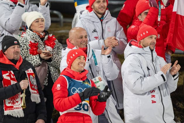 OLYMPICS - Winter Olympic Games, Olympische Spiele, Olympia, OS Milano Cortina 2026 VAL DI FIEMME,ITALY,09.FEB.26 - OLYMPICS, Ski jumping, Skispringen, Ski, nordisch - Winter Olympic Games Milano Cortina 2026, normal hill, men, individual, medal ceremony. Image shows the rejoicing of the team members of Poland.  GEPAxpictures xOliverxLerch
