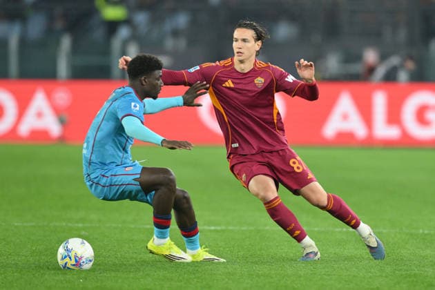 Foto IPP Roberto Ramaccia Roma 9 2 2026 Campionato di Calcio Serie A 2025 2026 Roma vs Cagliari Nella foto Daniele Ghilardi of AS Roma in azione palla al piede contrastato da Michel Ndary Adopo of Cagliari Calcio Italy Photo Press - World Copyright Roma italy Italia ITALY  Copyright: xR4924_italyphotopressx