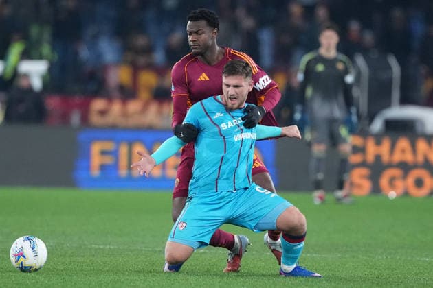 Roma™s Evan Ndicka Cagliari s Semih Kilicsoy during the Serie A EniLive soccer match between Roma and Cagliari at the Rome s Olympic stadium, Italy - Friday February 9, 2026 - Soccer ( Photo by Alfredo Falcone LaPresse )  Copyright: xAlfredoxFalcone LaPressex